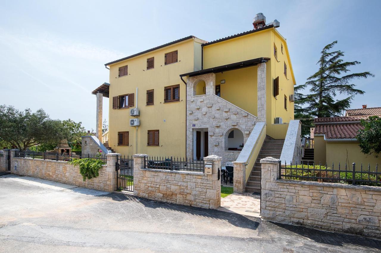 Apartments Dadic with parking & playground - B&B