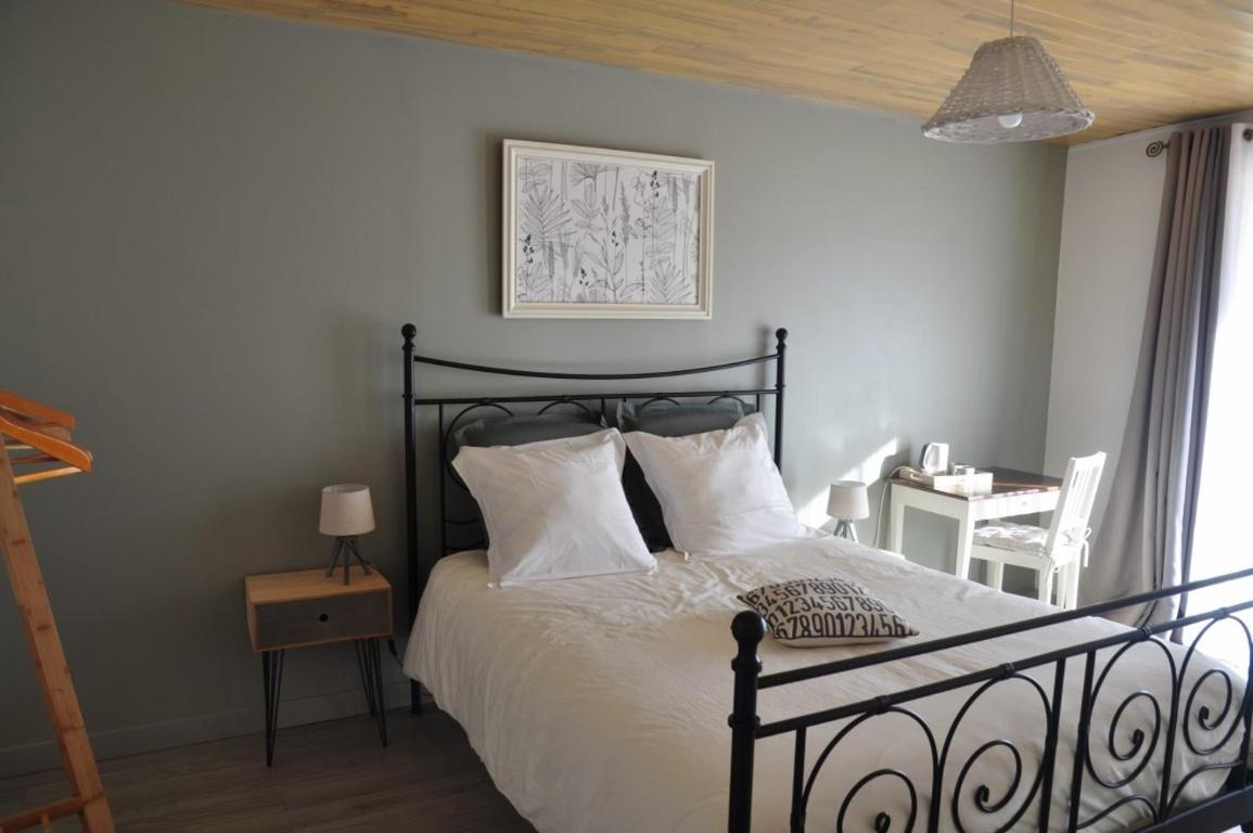 deux chambres doubles avec une salle de bain privée extérieure