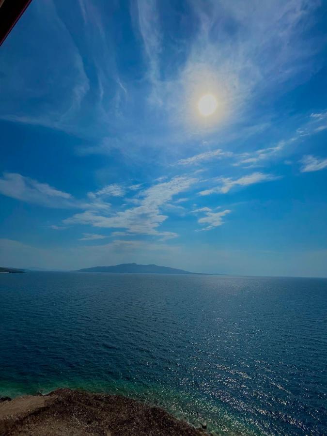 Beachfront Luxe Apartment Sarande - B&B Saranda