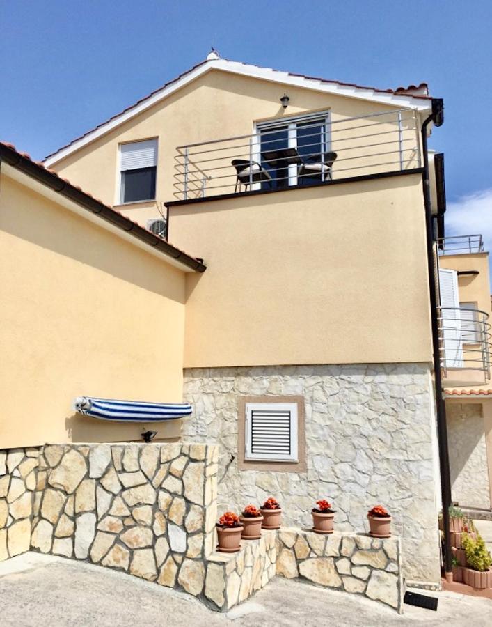 Apartment mit Balkon