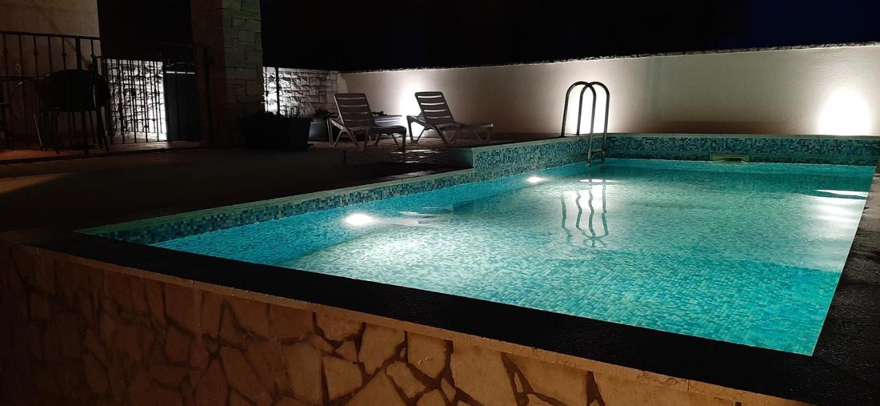 Traumferienwohnung mit privatem Pool & gemütlicher Grillecke am Meer, Kroatien, Istrien, Liznjan bei Medulin - Bester Urlaub an der Adria, für Paare - Chambres d'hôtes Ližnjan