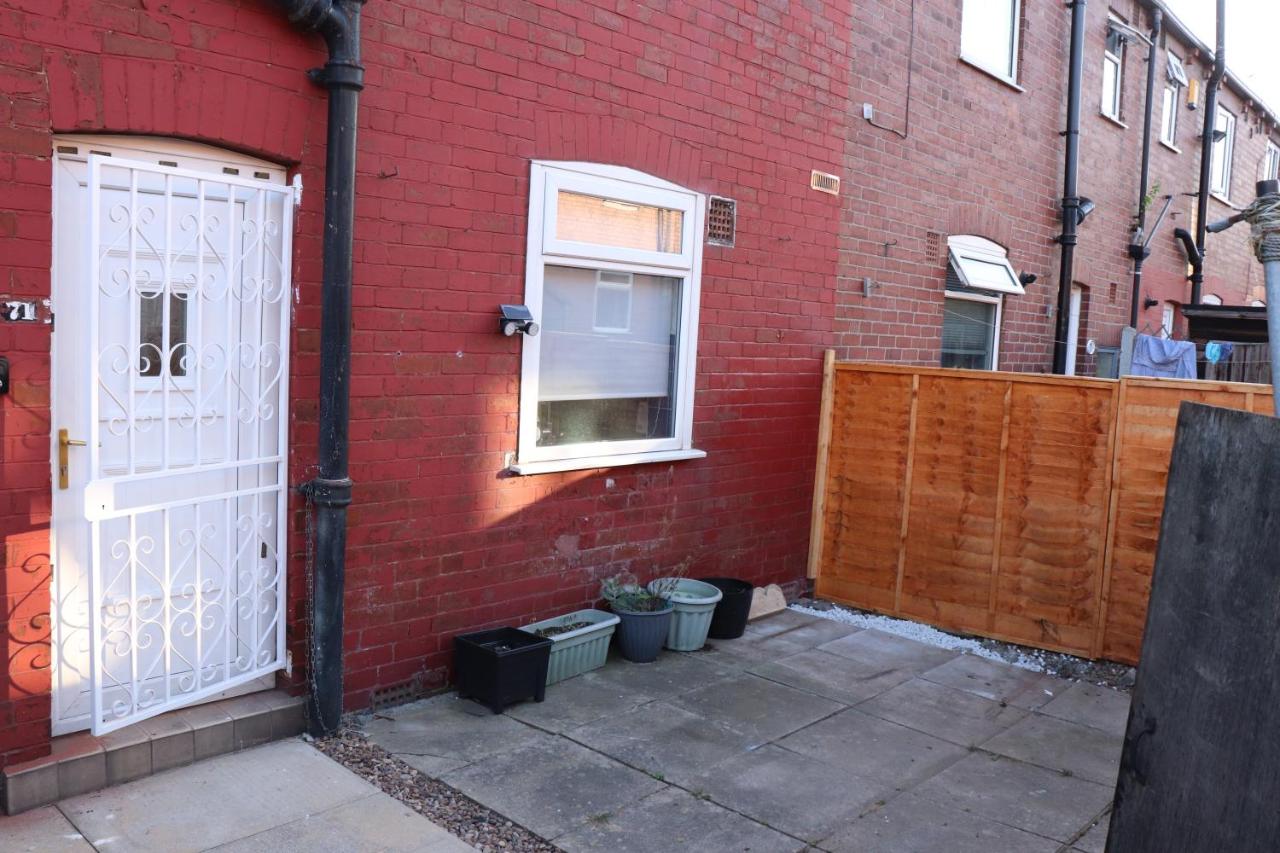 Spacious & Comfortable 3 Bedroom House - FREE WiFi & FREE Parking - B&B