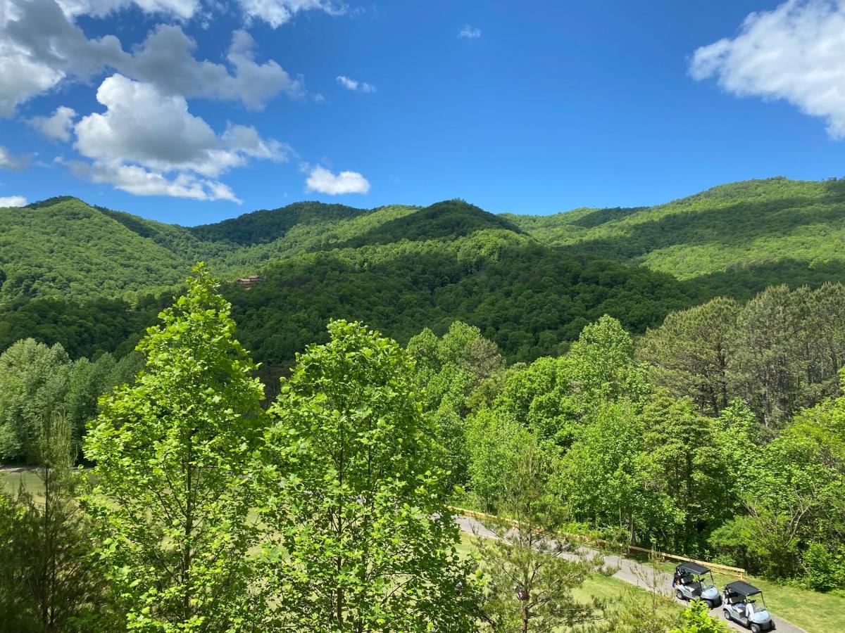 B&B Whittier - Condo with Stunning Mountain and 6th Green views near Harrahs Cherokee Bryson City - Bed and Breakfast Whittier