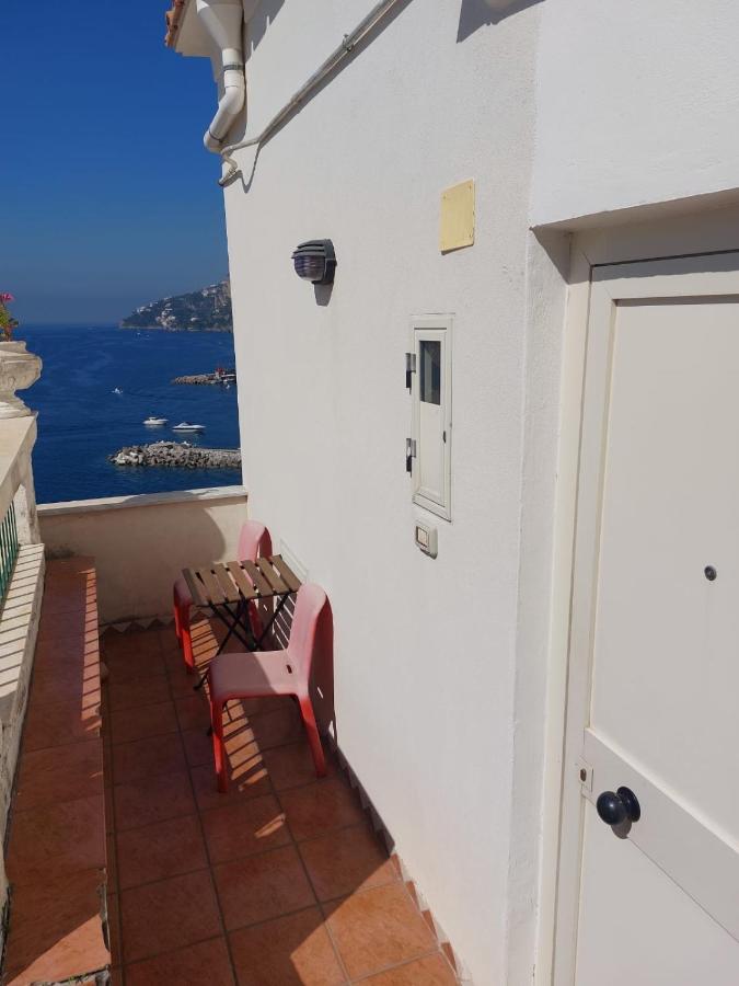 La stanza sul Porto di Amalfi camera piccina piccina con bagno privato e terrazzino vista mare - B&B Amalfi