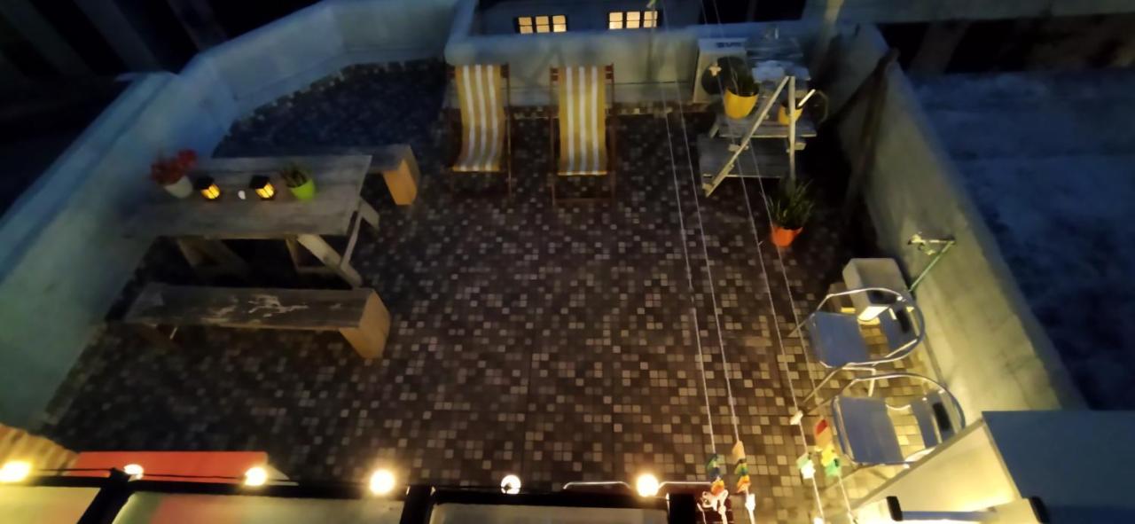 House with large terrace, jacuzzi and gated parking for one car - Chambres d’hôtes