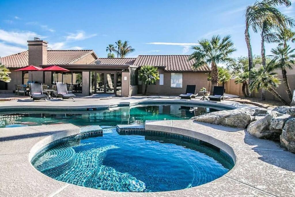 B&B Phoenix - Best Location in Scottsdale, 8 Bedroom House, Heated Pool, Spa, Game room, BBQ, Putting Green - Bed and Breakfast Phoenix