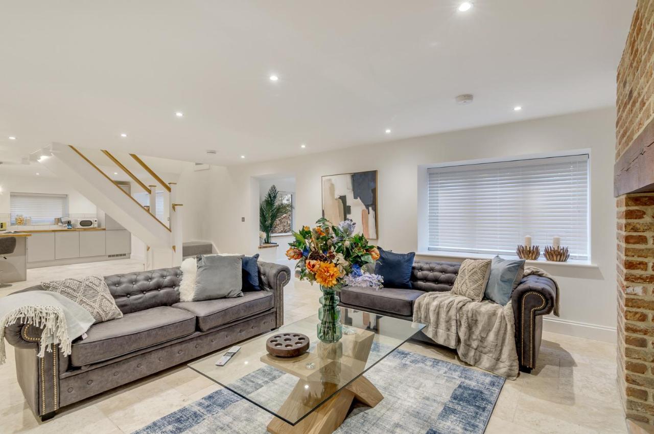 Spacious 6-Bed Home, Near The Norfolk Broads - Chambres d’hôtes Clippesby