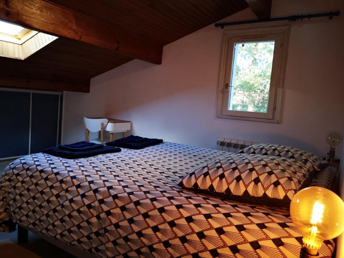 Zimmer mit Kingsize-Bett und Gartenblick. 