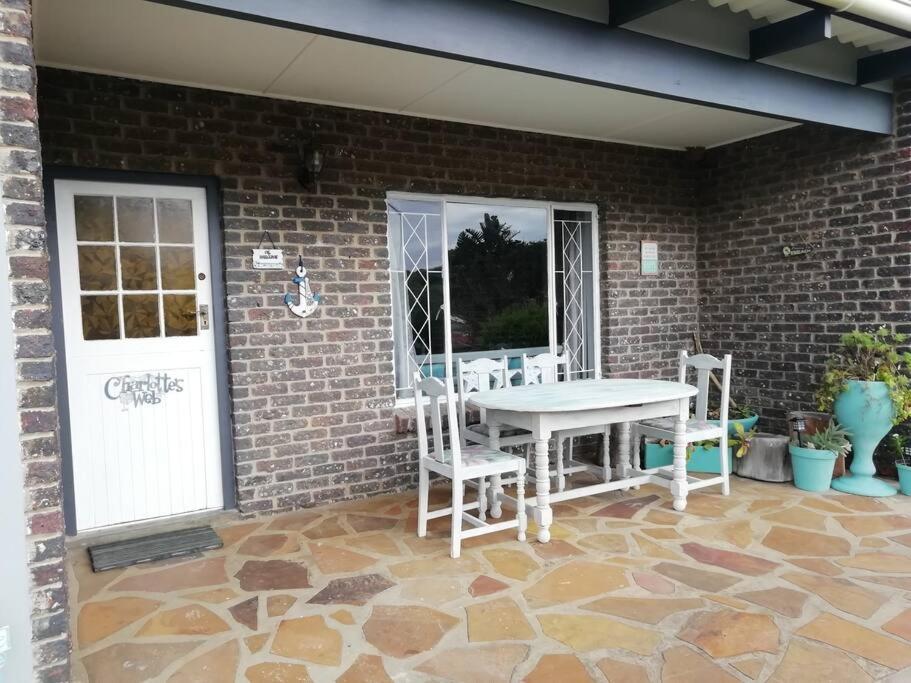 Charlotte's Web - Beach Cottage - Queensberry Bay - B&B