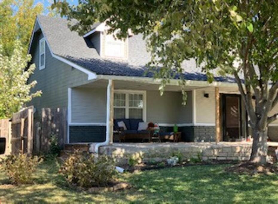 B&B Wichita - WOW! Spacious Retreat & amazing yard 2400+4bd/3bth - Bed and Breakfast Wichita