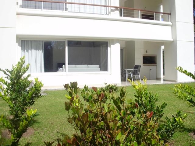 Deluxe One-Bedroom Apartment