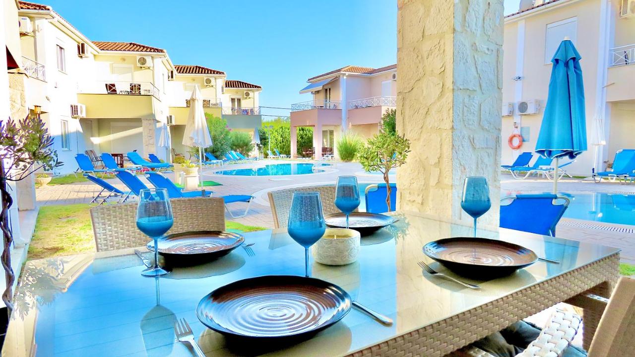 Phoebes Place At Kalamaki Court, 2 Bedroom Villa With A Shared Pool - Ferienwohnung Kalamaki