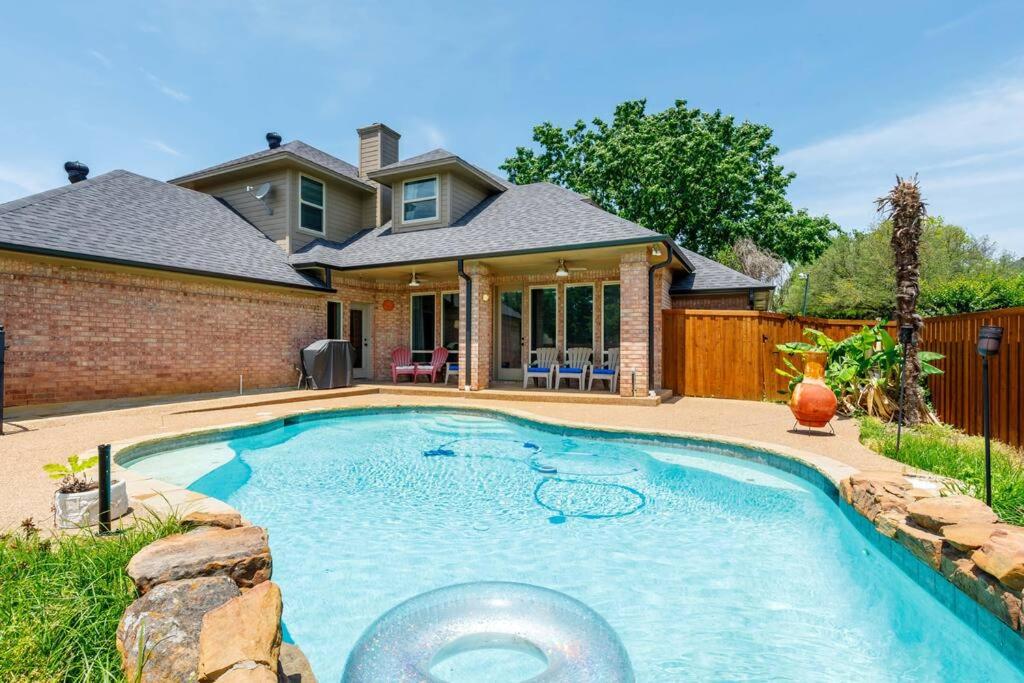 B&B Keller - Spring Break Offer! Executive Family Home with Pool in Keller, DFW - Bed and Breakfast Keller