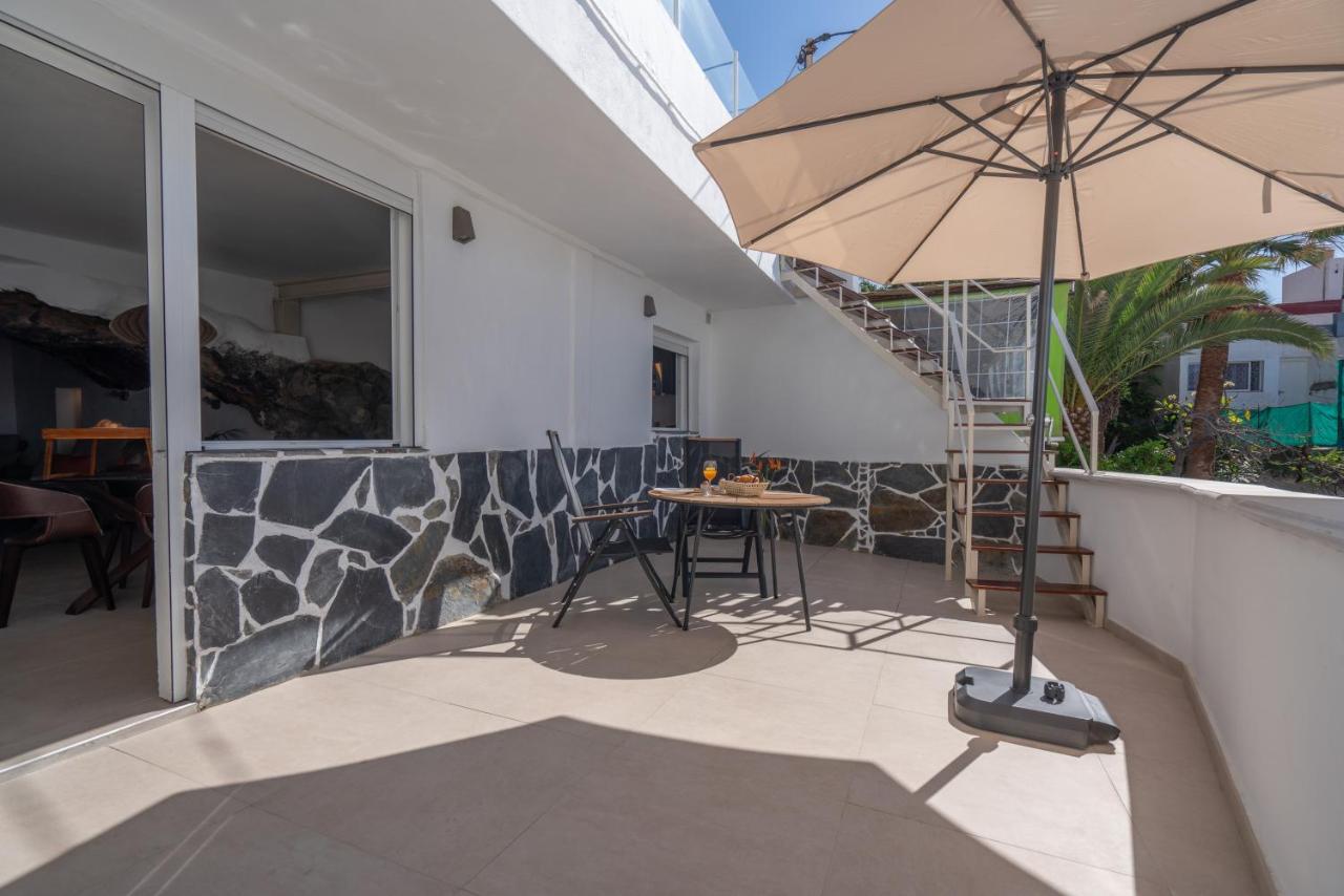 Spectacular Cave with two large terraces (70m2) by the sea - B&B
