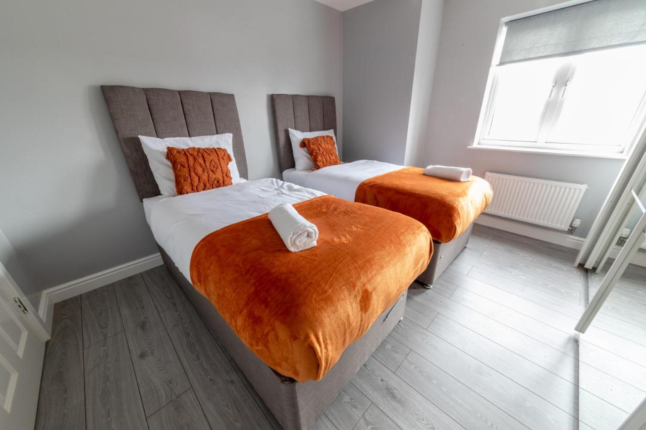 B&B Luton - Bright and spacious contractor house!Free WiFi! - Bed and Breakfast Luton