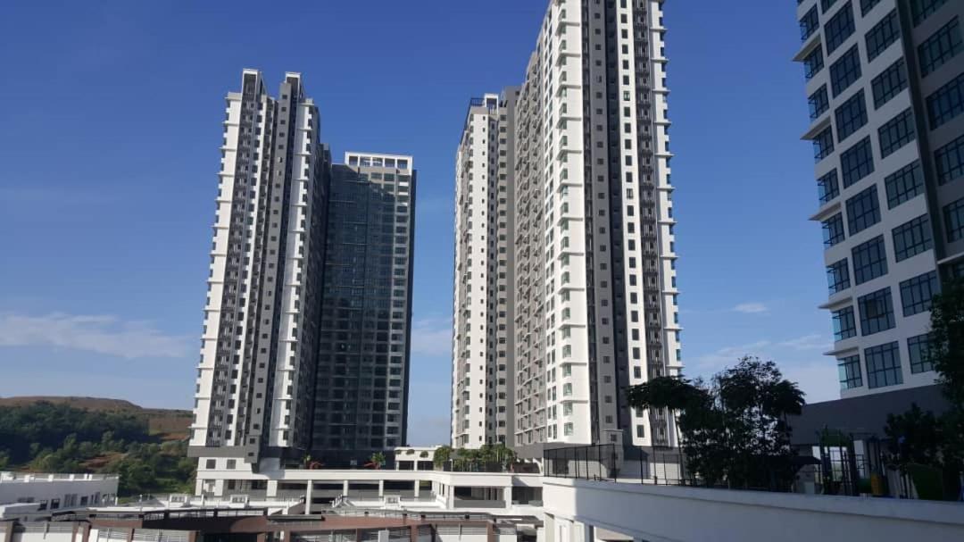 conezion, pool view, beside ioi city mall , opposite serdang hospital, upm and uniteen, putrajaya - B&B