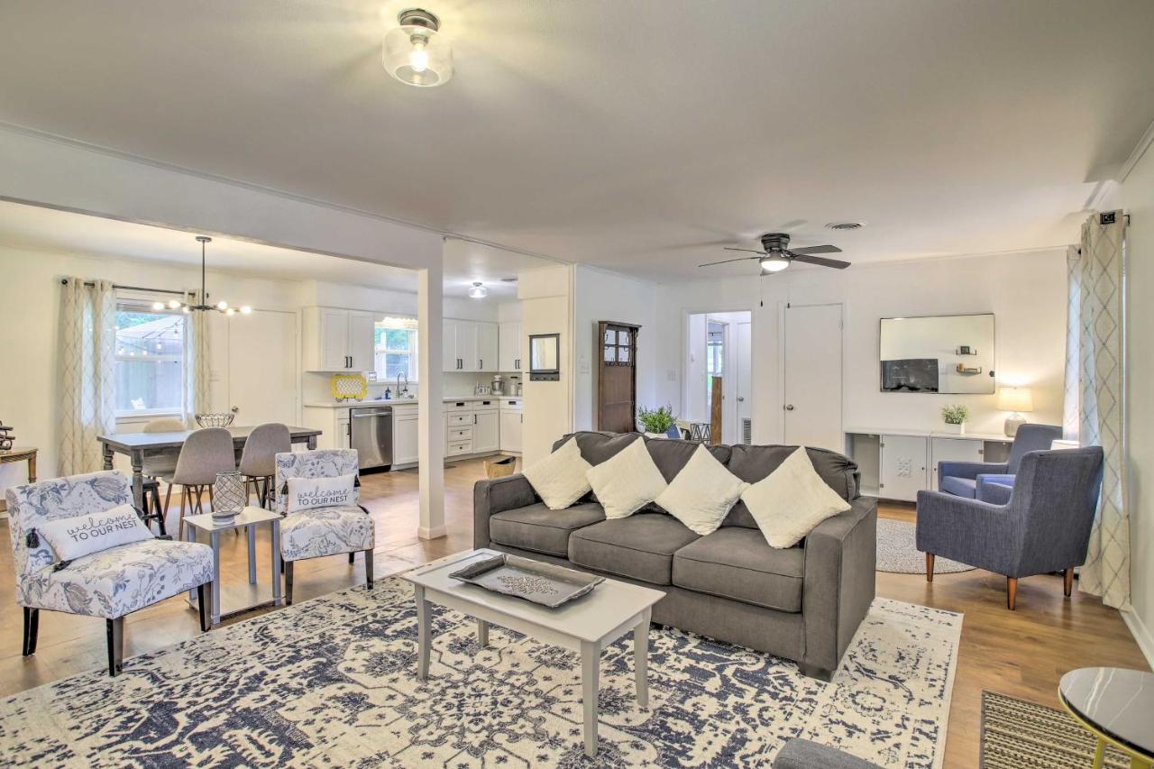 1 Mi to Main St Brenham Retreat with Game Room - B&B