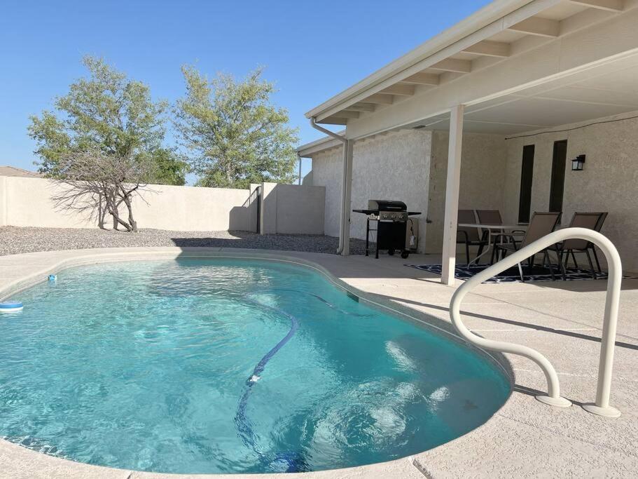 Cheerful Pool Home-Lowkey, 10min to Lake, Comfort - B&B