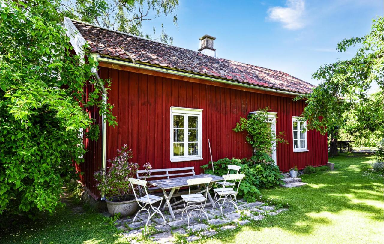 B&B Lidköping - Amazing Home In Lidkping With Kitchen - Bed and Breakfast Lidköping