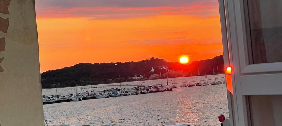 Bel appartement sur le port du Brusc avec sa place de parking privative. - Chambres d'hôtes Six-Fours-les-Plages