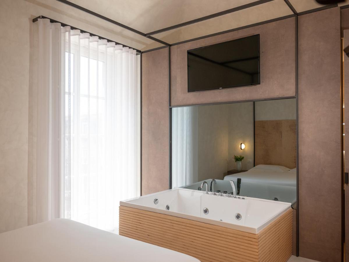 Vierbettzimmer mit Badewanne