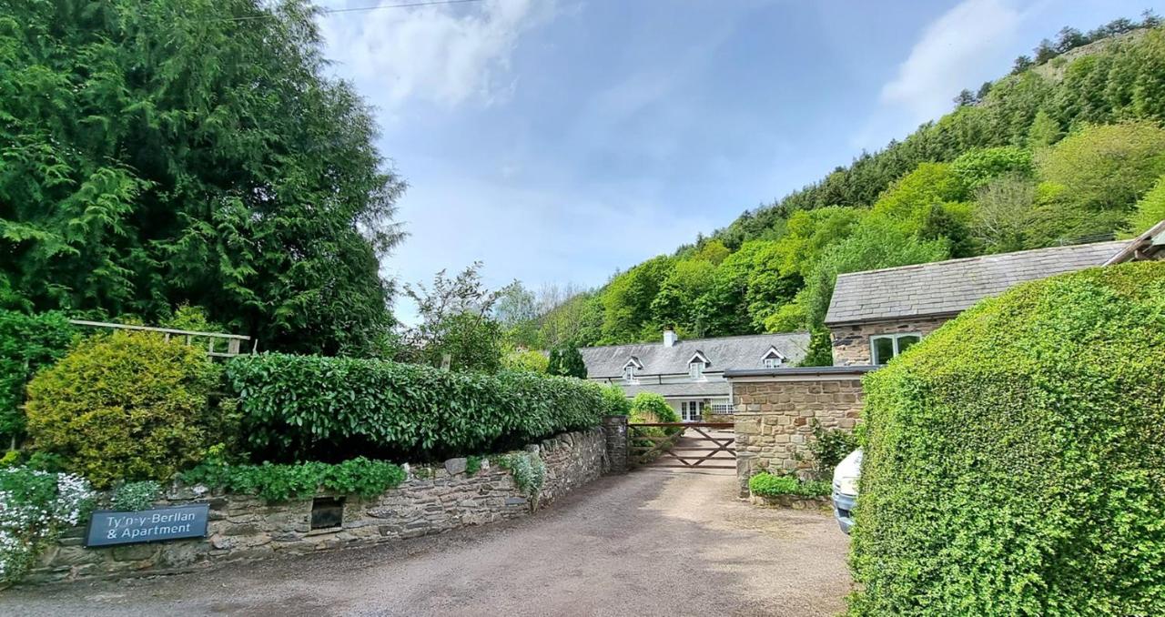 Modern and spacious 2 bedroom apartment with free parking - B&B Llansantffraid Glyn Ceiriog