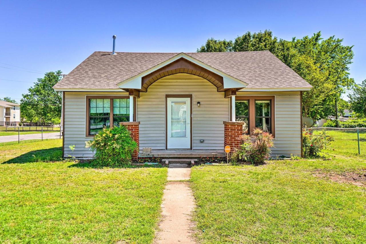 Centrally Located Lawton Home Dogs Welcome! - B&B