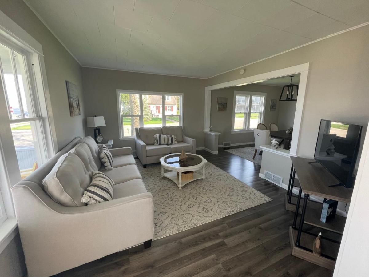 3 Bedroom House with Lake Pepin views with access to shared pool - B&B
