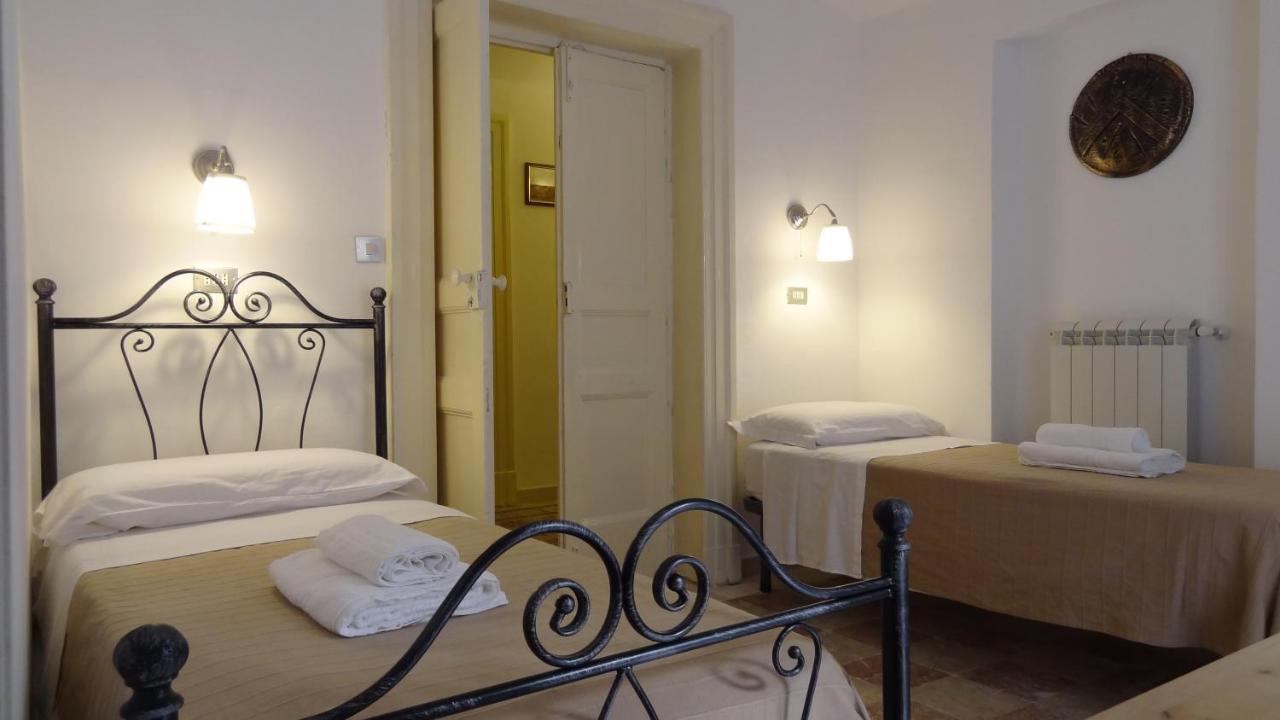 Zweibettzimmer mit eigenem Bad außerhalb des Zimmers