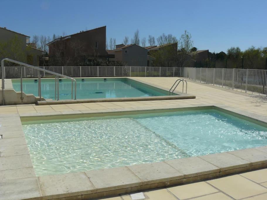 LE PETIT BONHEUR - PLACE PARKING PRIVEE - CLiM - TERRASSE - PISCINE PARTAGEE - PROCHE PARC SPIROU - B&B
