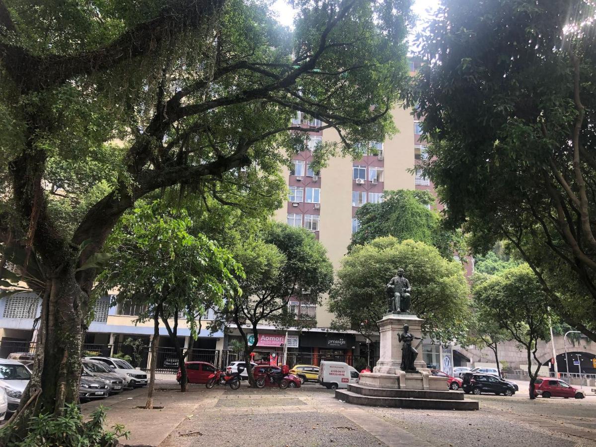 Copacabana rua tranquila e arborizada perto de tudo Posto 2 - B&B