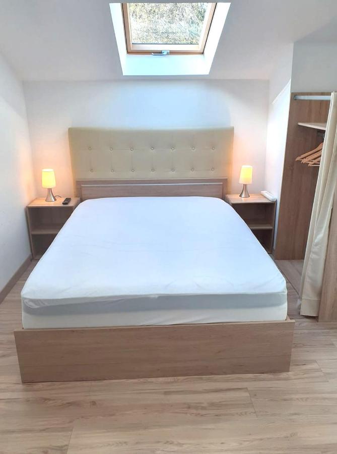 B&B Razac-sur-lIsle - 08 - Très joli studio avec parking privatif gratuit et accès gratuit au parc de la résidence ou des tables et fauteuils de jardins vous attendent - Bed and Breakfast Razac-sur-lIsle