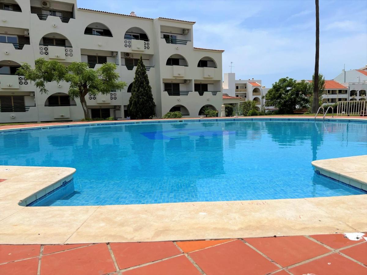 B&B Albufeira - Albufeira Twins 2 With Pool by Homing - Bed and Breakfast Albufeira