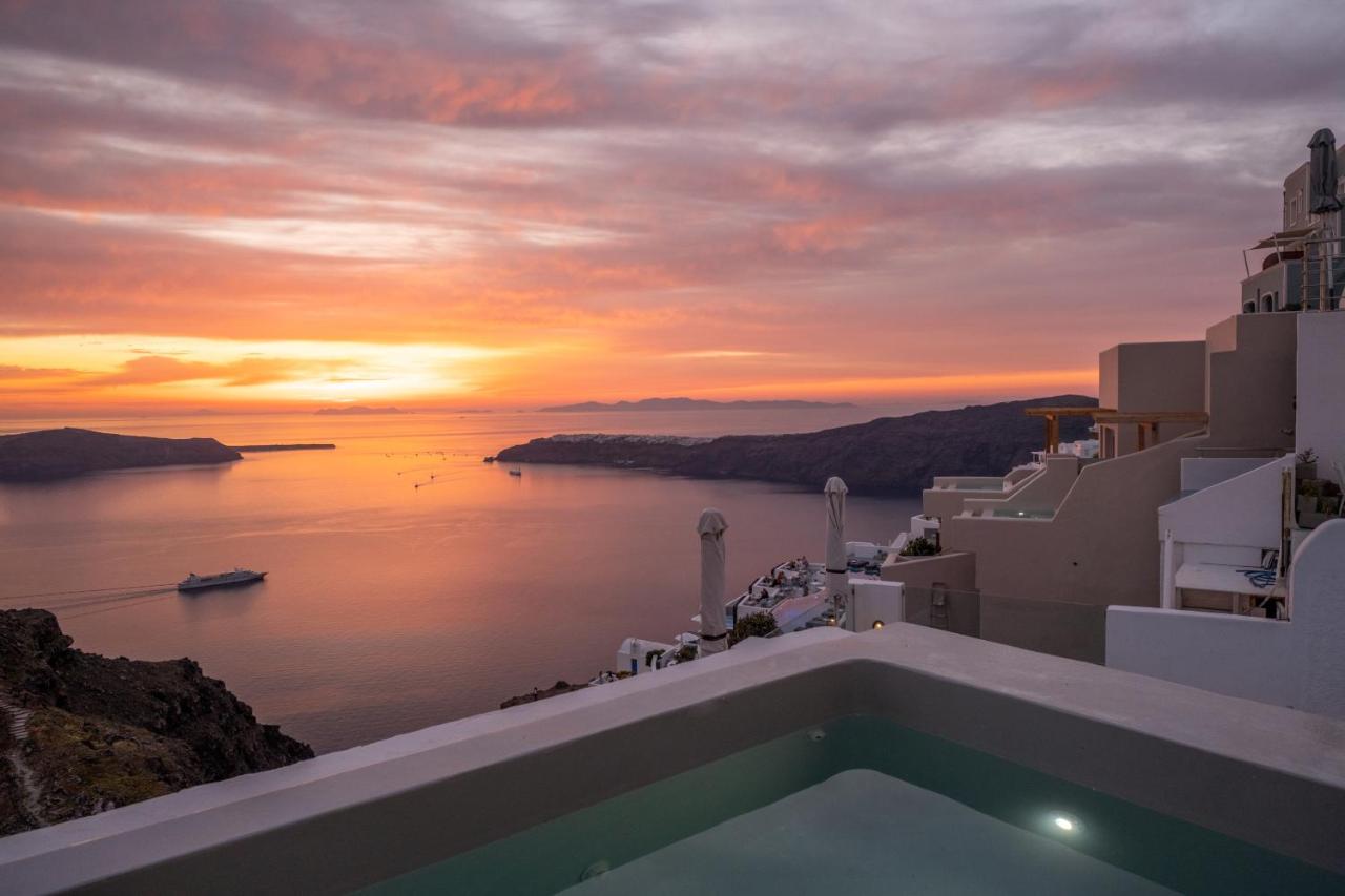 Deluxe Suite with Outdoor Hot Tub & Caldera View