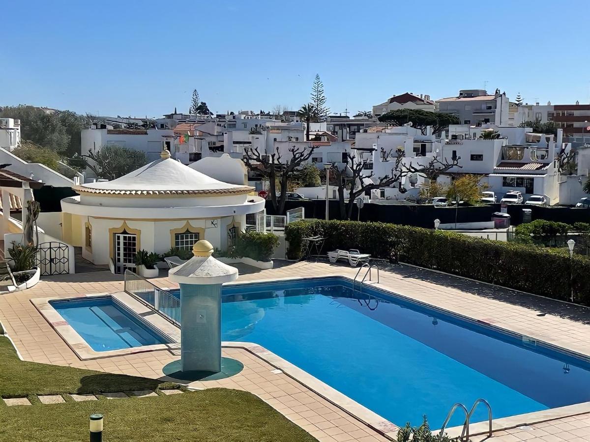Relaxing 2 Bedroom House 5 minutes away from Vilamoura Marina - Chambres d'hôtes Quarteira