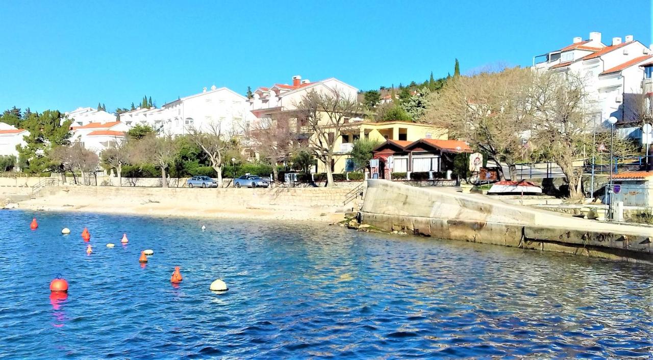 Branko Fabijanic Front Row By The Sea - B&B