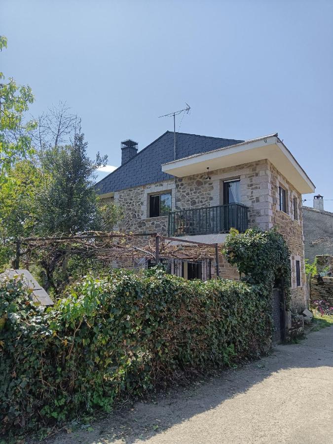 Agradable casa con chimenea, en zona tranquila de Sanabria - Bed and Breakfast Barrio de Lomba