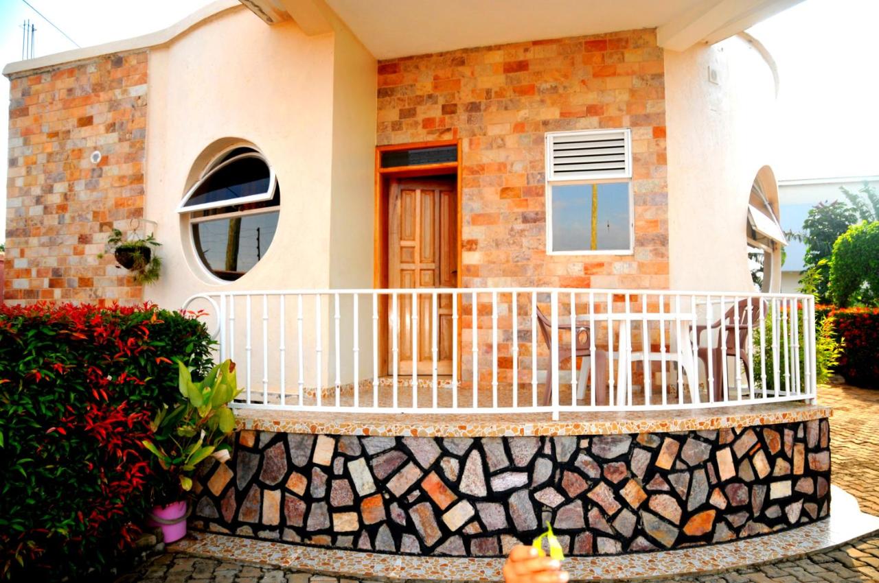 Victoria Lake View Guesthouse & Safaris - Bed and Breakfast Entebbe