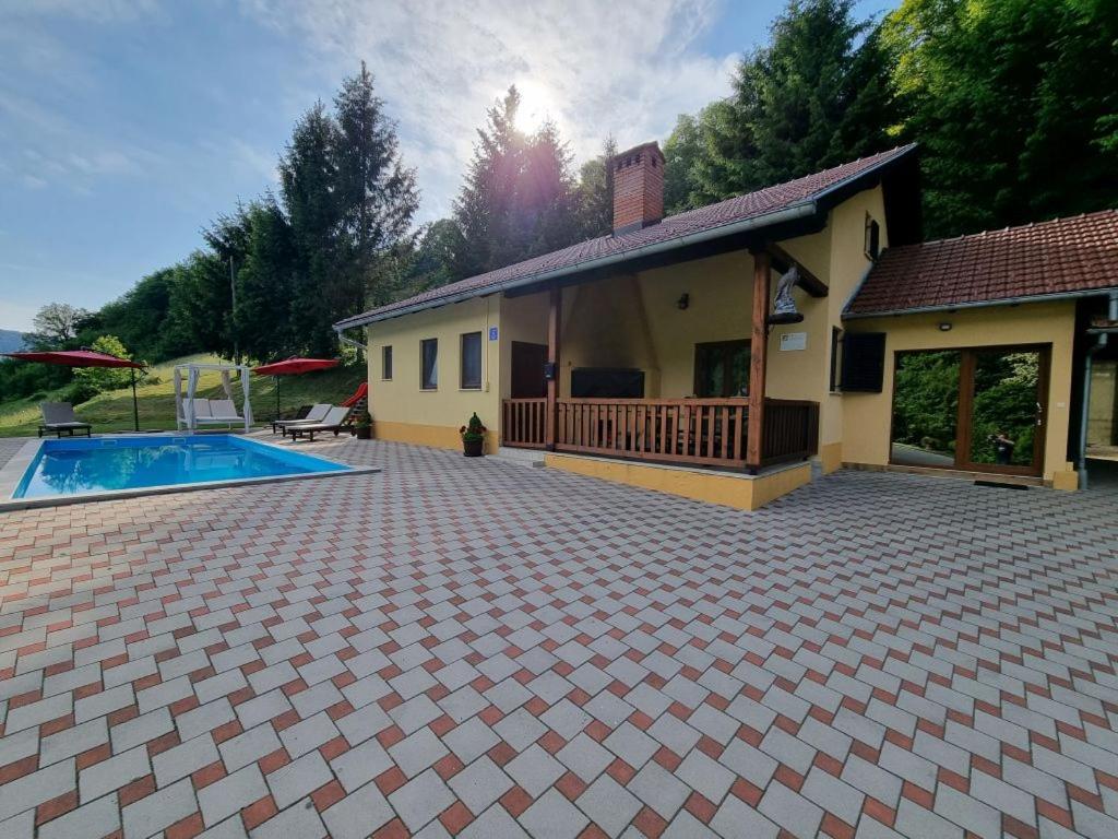 B&B Tuhelj - VILA LASOVIC + POOL + JACUZZI + SAUNA - Bed and Breakfast Tuhelj