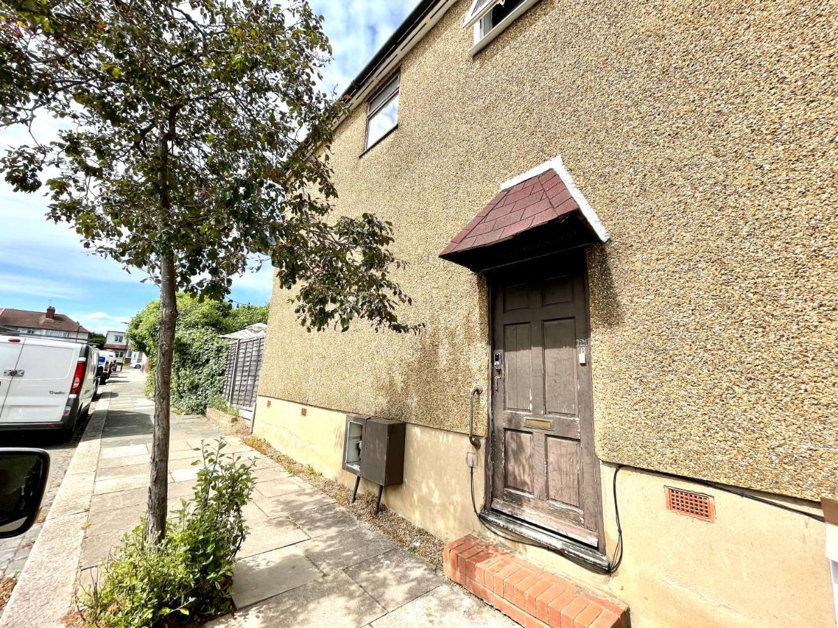 No2326 Tree-Hole - B&B