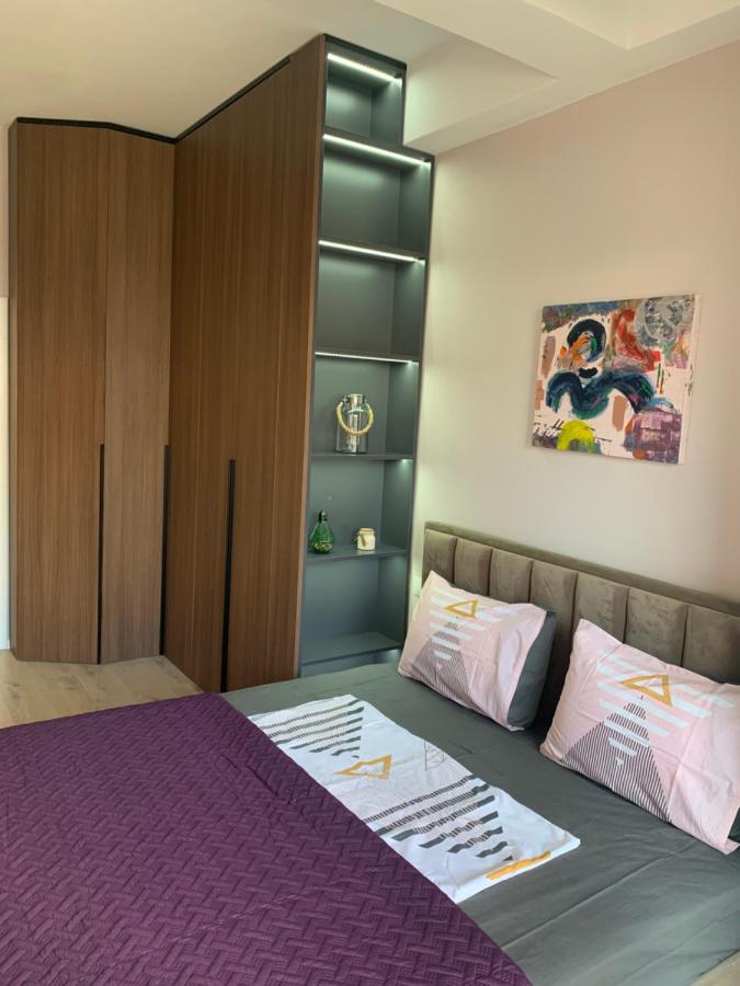Lovely 1-bedroom Condo in Tirana WiFi-Netflix-AC - Chambres d'hôtes Tirana