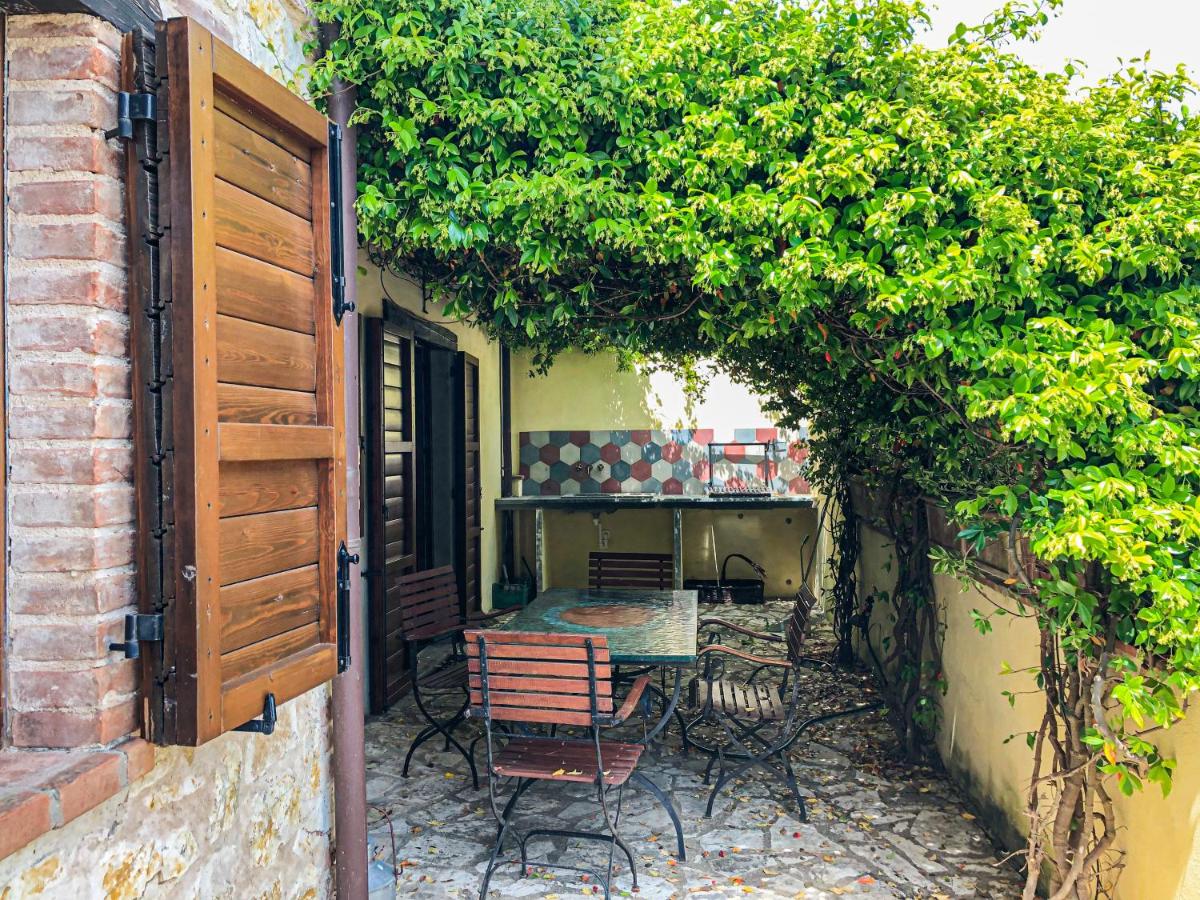 UMBRIA, "Casa Sagrantina" con PISCINA e pergolato - B&B