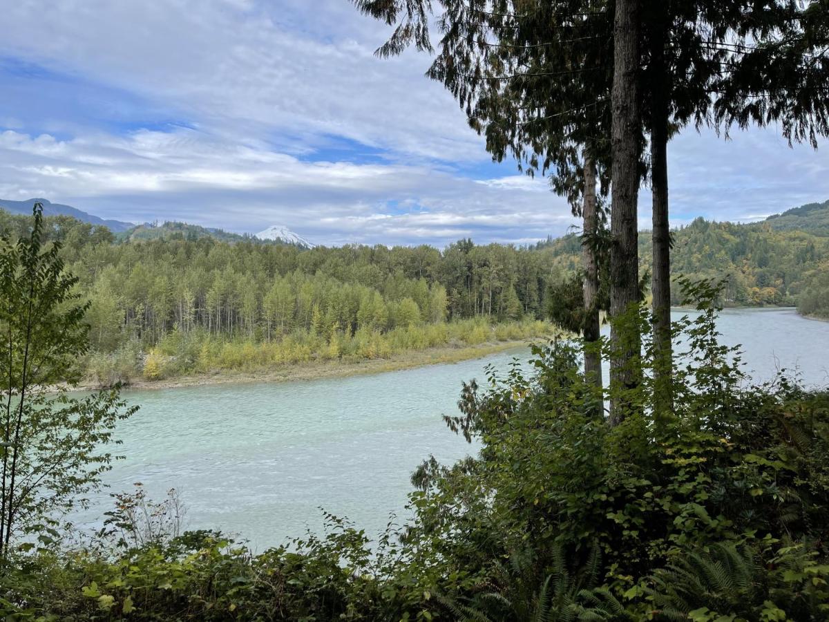 B&B Concrete - Spacious North Cascades Riverside A-Frame with Mt Baker Views - Dog-Friendly - Bed and Breakfast Concrete