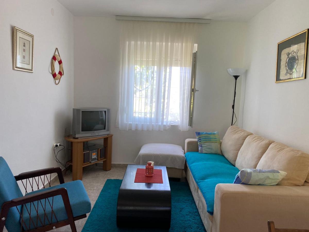 Apartman LUCIJA, dostupan 7 NOCENJA i VISE, AVAIBLE FOR RENT 7 NIGHTS AND MORE - Chambres d’hôtes Sutomore