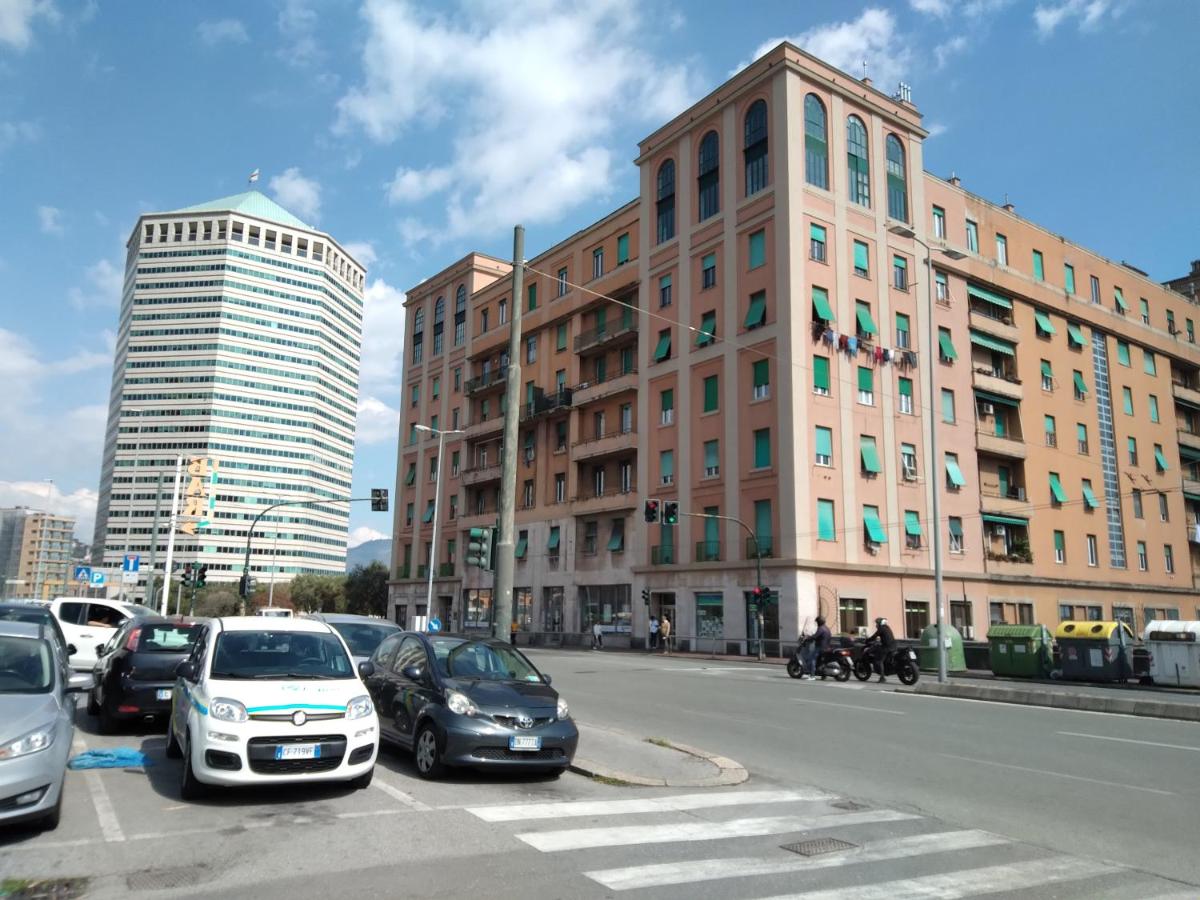 LA LANTERNA DI ANGELO rent rooms and apartments free parking on the street front - Bed and Breakfast Genua