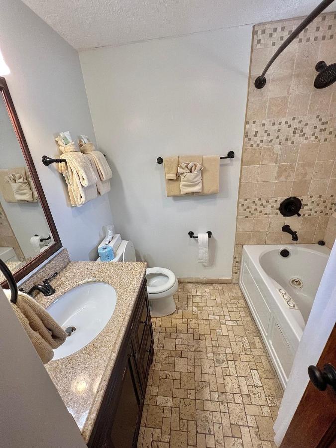 Queen Kamer met 2 Queensize Bedden en Open Haard