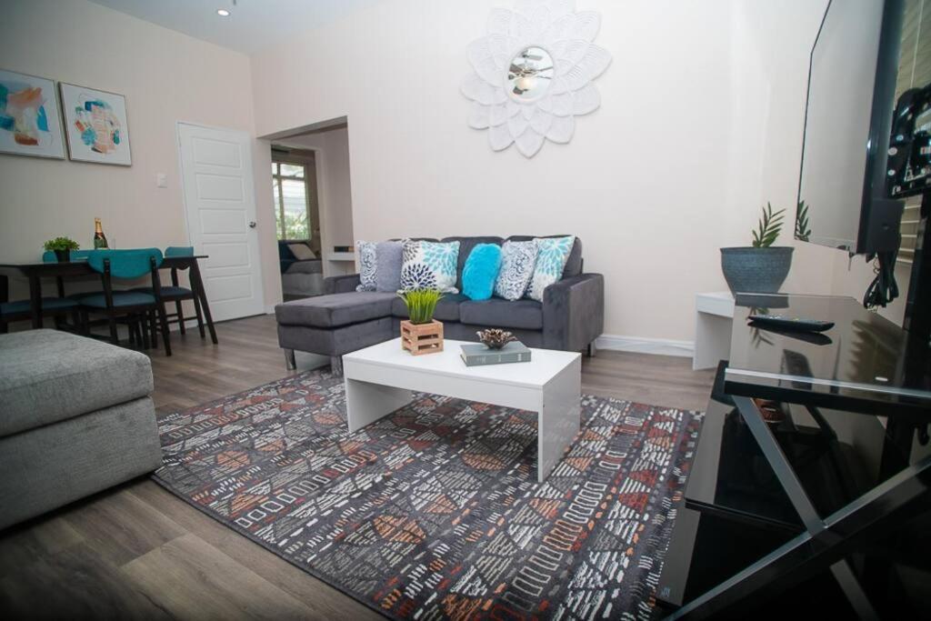 RayneBow Chateau - Chic City Getaway - B&B