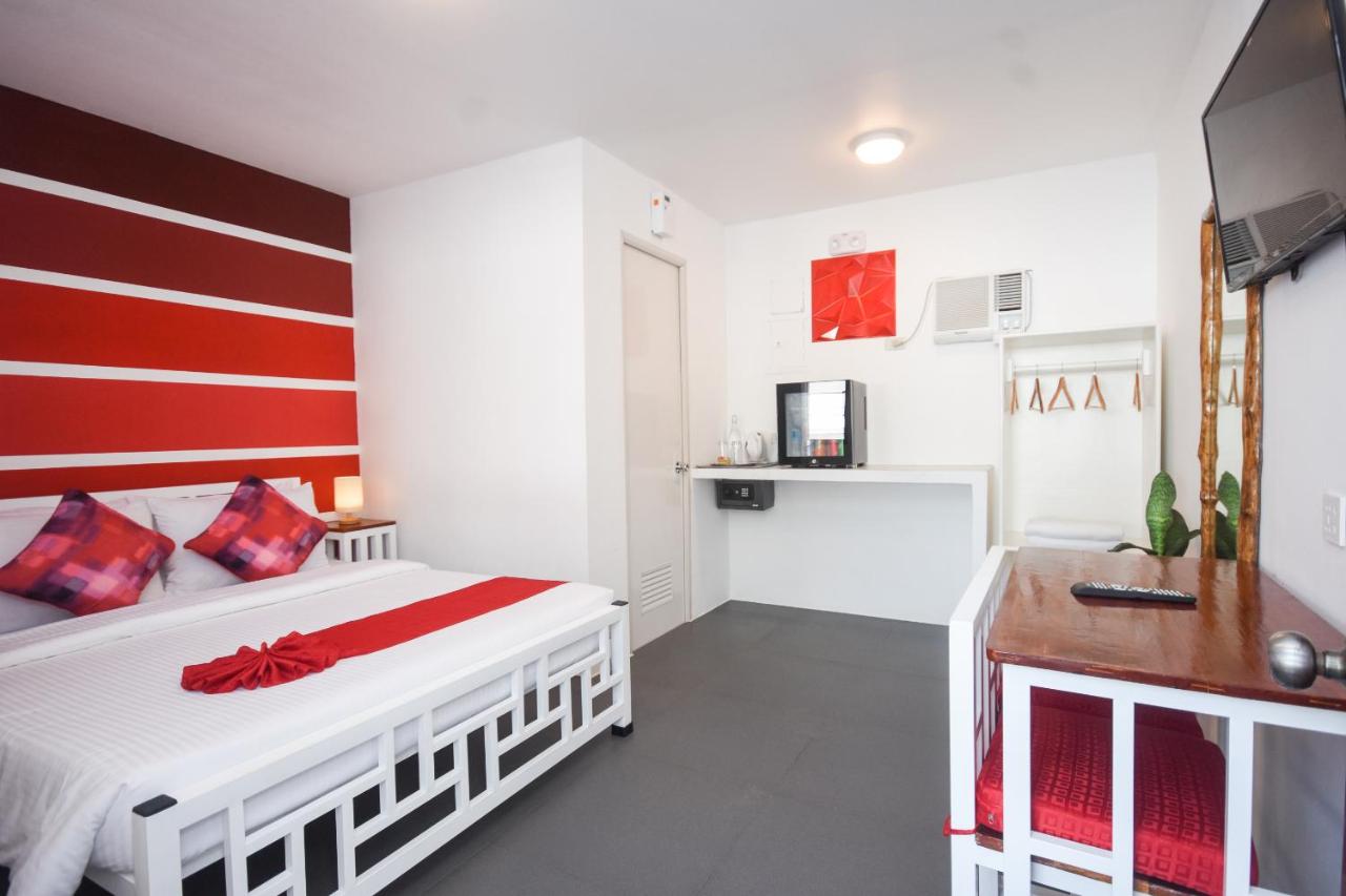 Deluxe Ruby Red Queen Room