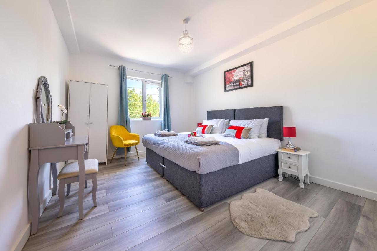 One-Bedroom Apartment with Balcony