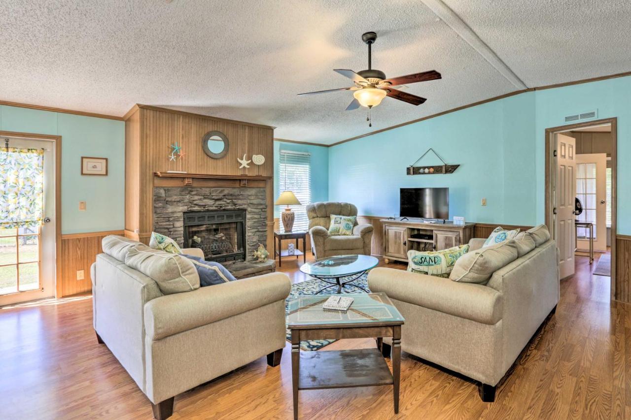 Steinhatchee Home with Boat Parking 1 Mi to Marina - Bed and Breakfast